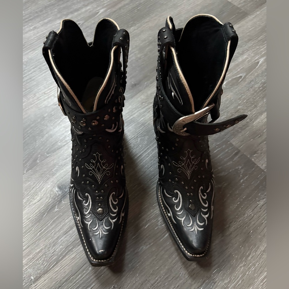 Beautiful B. Dillon Black &White Western Ankle Boots Size 6.5